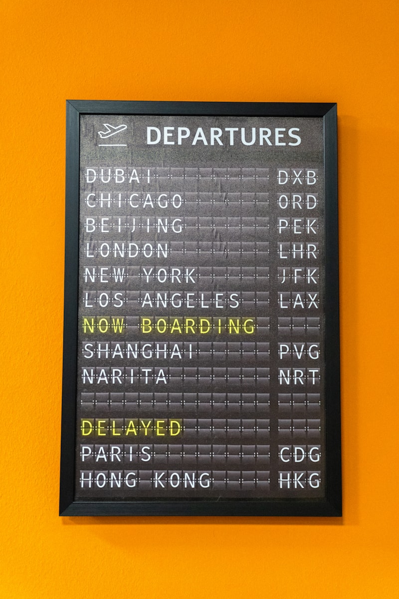 Panel de salidas de un aeropuerto